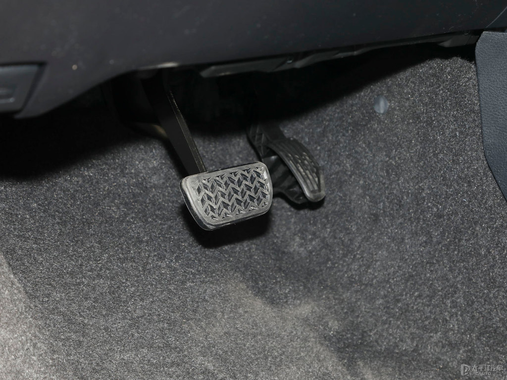 珊瑚紅YARiS L 致炫X中控內(nèi)飾圖片