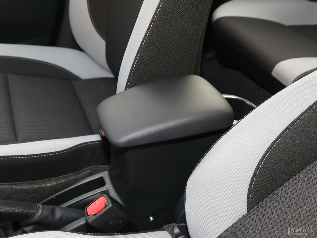 珊瑚紅YARiS L 致炫X座椅內(nèi)飾圖片