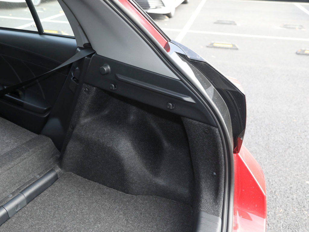 珊瑚紅YARiS L 致炫X后備廂空間圖片