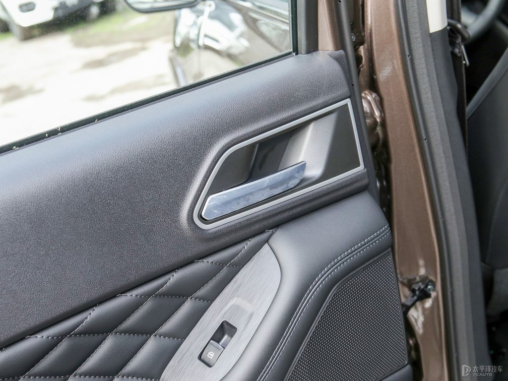 猛男棕炮車廂內(nèi)飾圖片