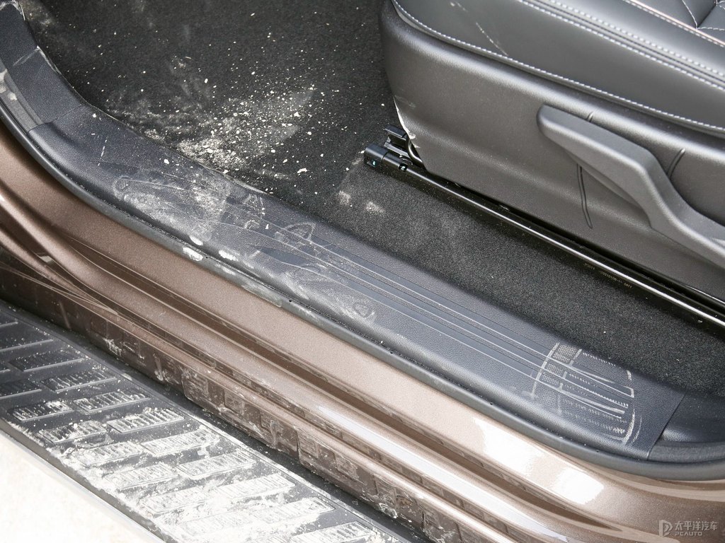 猛男棕炮車廂內(nèi)飾圖片