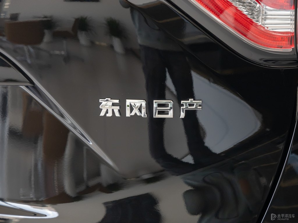 曜石黑樓蘭車尾外觀圖片