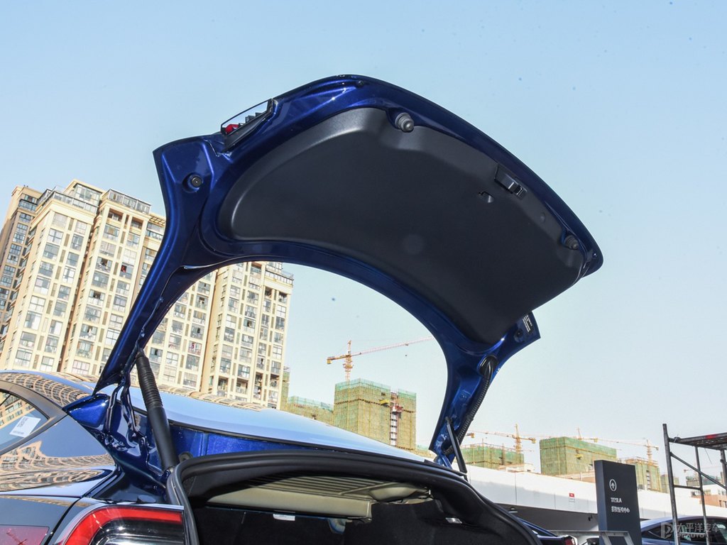 深海藍(lán)Model 3后備廂空間圖片