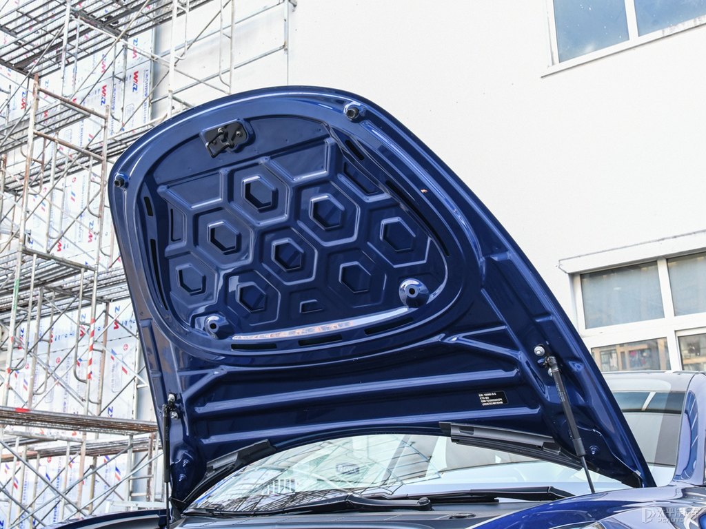 深海藍(lán)Model 3儲(chǔ)物空間空間圖片