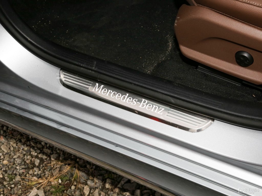 時空銀奔馳E級車廂內(nèi)飾圖片