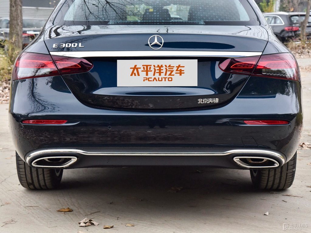松石綠色奔馳E級車尾外觀圖片