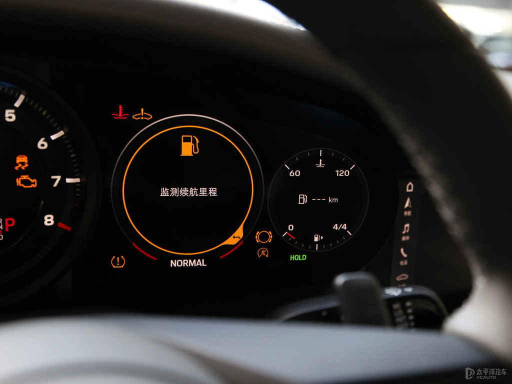 競(jìng)速黃保時(shí)捷911中控內(nèi)飾圖片