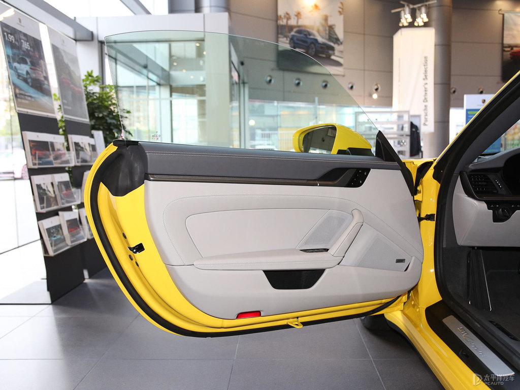 競速黃保時捷911車廂內(nèi)飾圖片