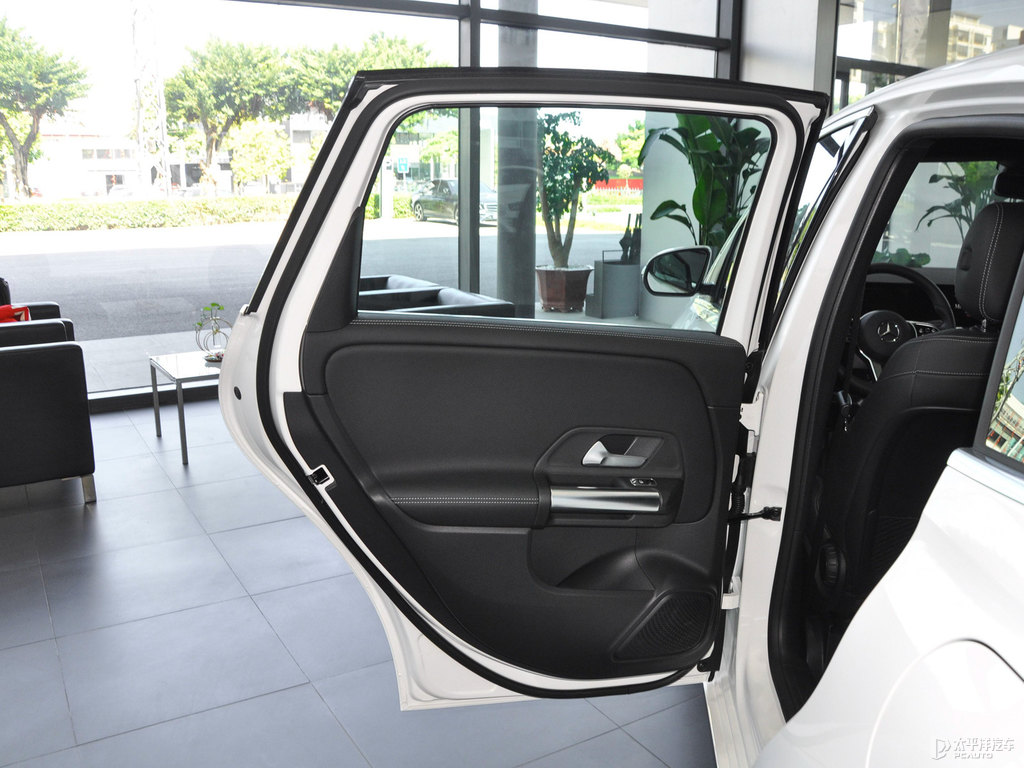 北極白奔馳B級車廂內(nèi)飾圖片