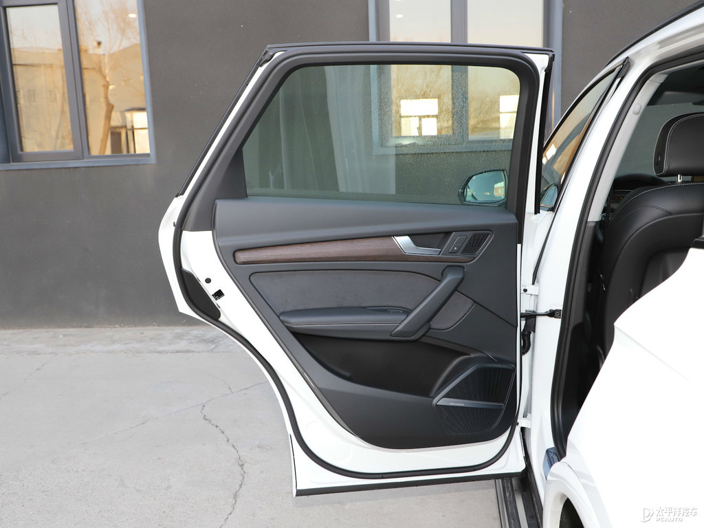 唐古拉白奧迪Q5L車廂內(nèi)飾圖片