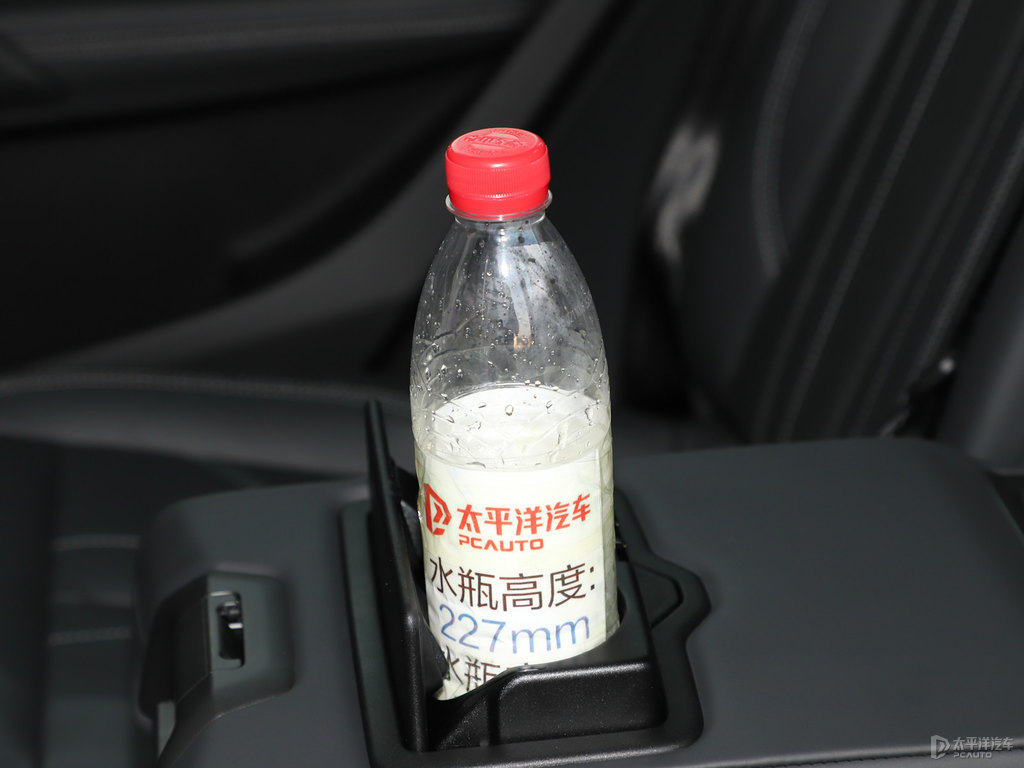 唐古拉白奧迪Q5L儲(chǔ)物空間空間圖片