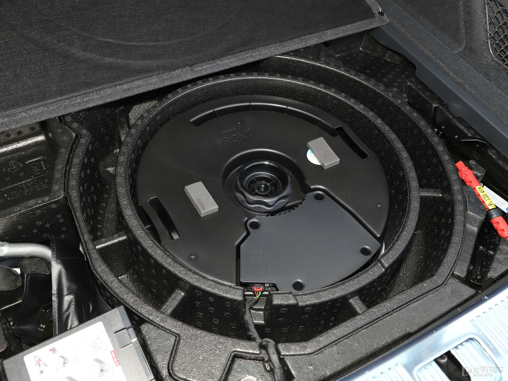唐古拉白奧迪Q5L后備廂空間圖片