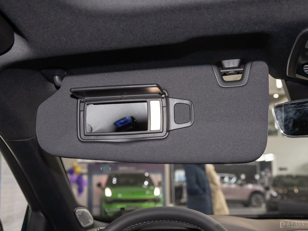 白領(lǐng)克03車廂內(nèi)飾圖片