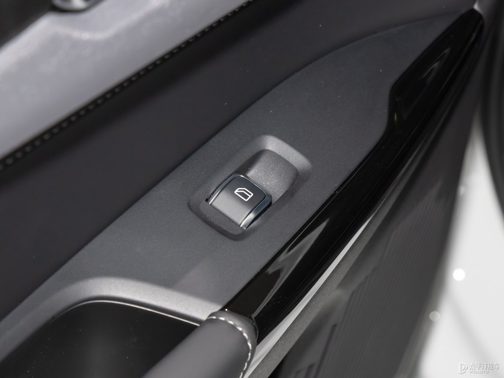 白領(lǐng)克03車廂內(nèi)飾圖片