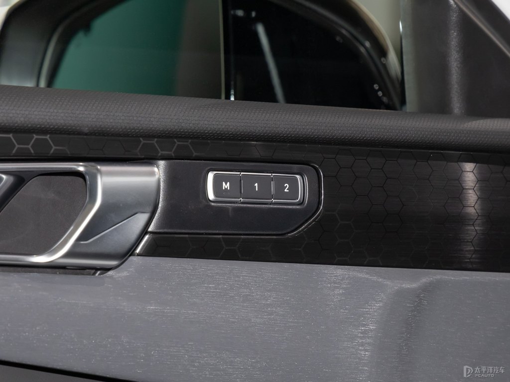 白領(lǐng)克03車廂內(nèi)飾圖片