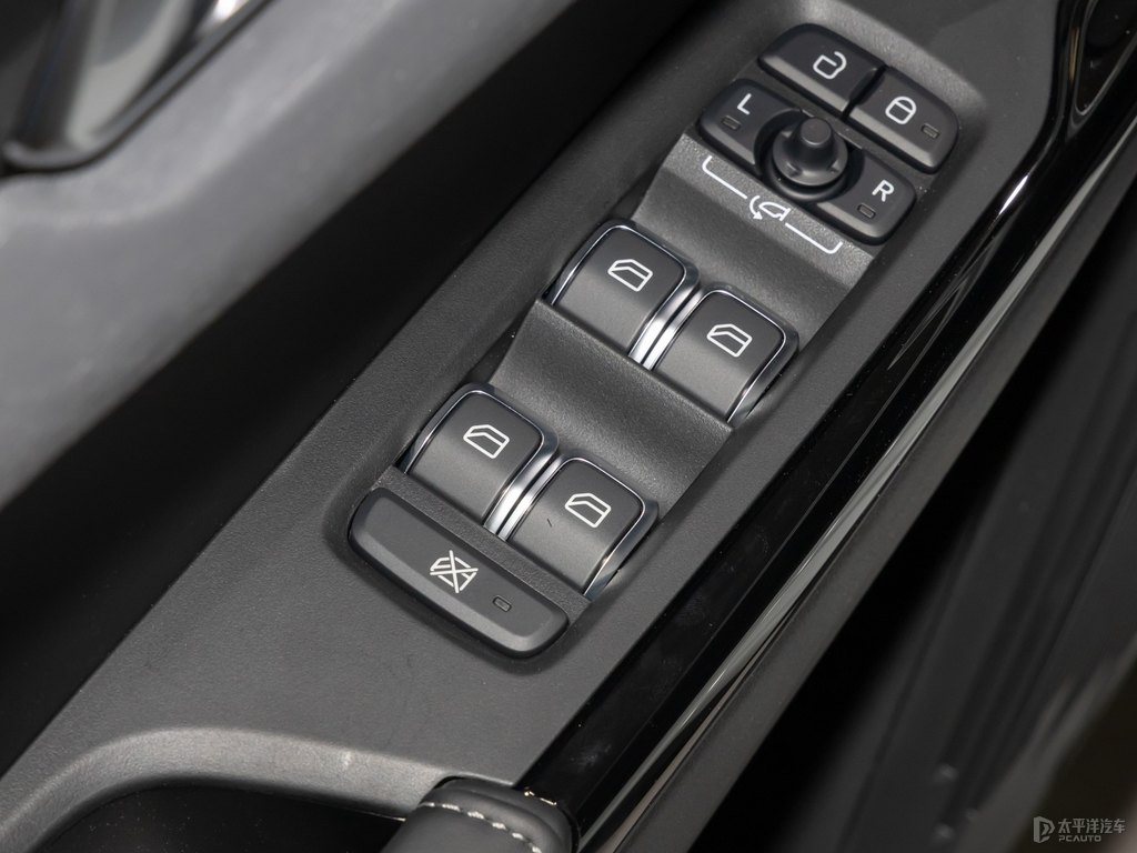 白領(lǐng)克03車廂內(nèi)飾圖片