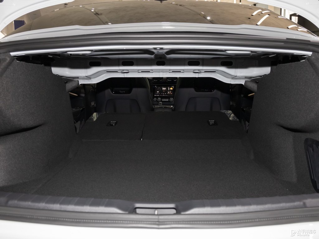 白領(lǐng)克03后備廂空間圖片