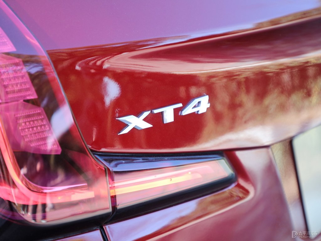胭紅凱迪拉克XT4車尾外觀圖片