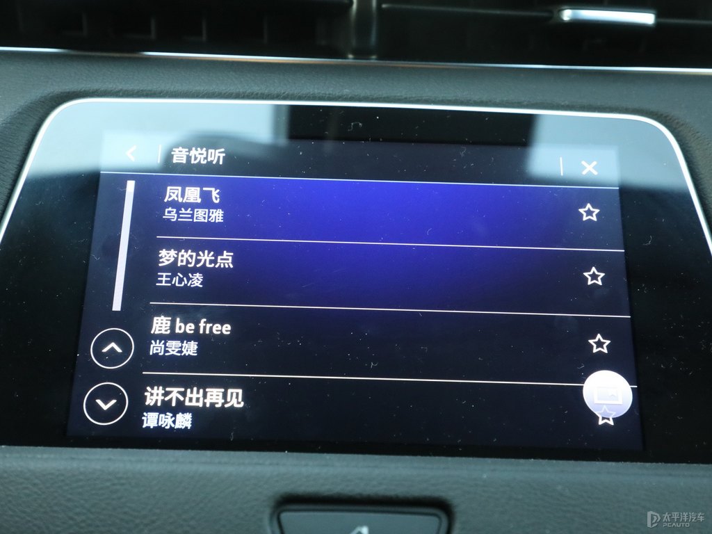 胭紅凱迪拉克XT4中控內飾圖片