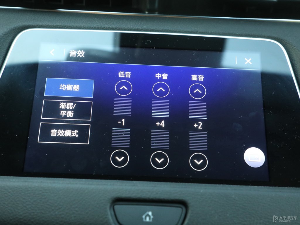 胭紅凱迪拉克XT4中控內(nèi)飾圖片