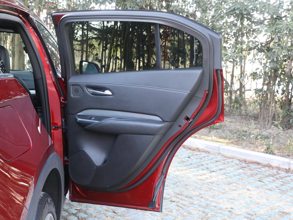 胭紅凱迪拉克XT4車廂內飾圖片