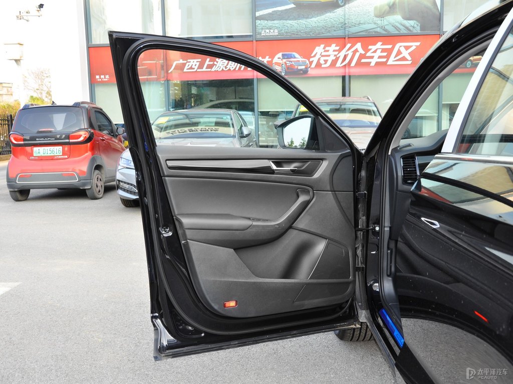 沉靜黑柯迪亞克車廂內(nèi)飾圖片