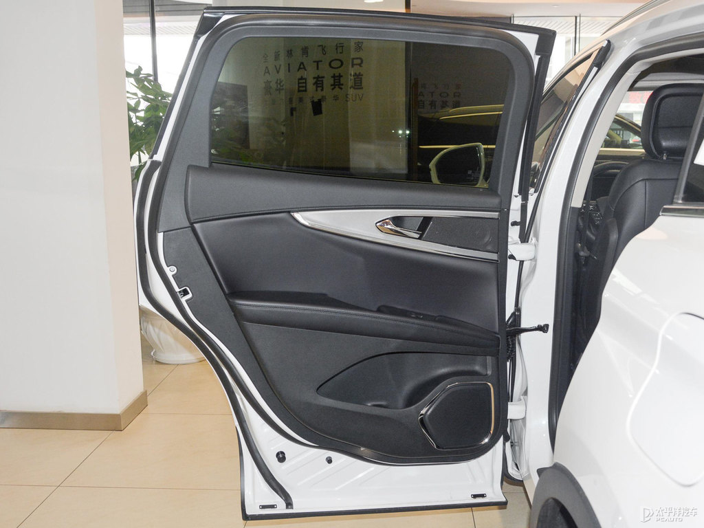 鉑鉆白航海家車廂內(nèi)飾圖片