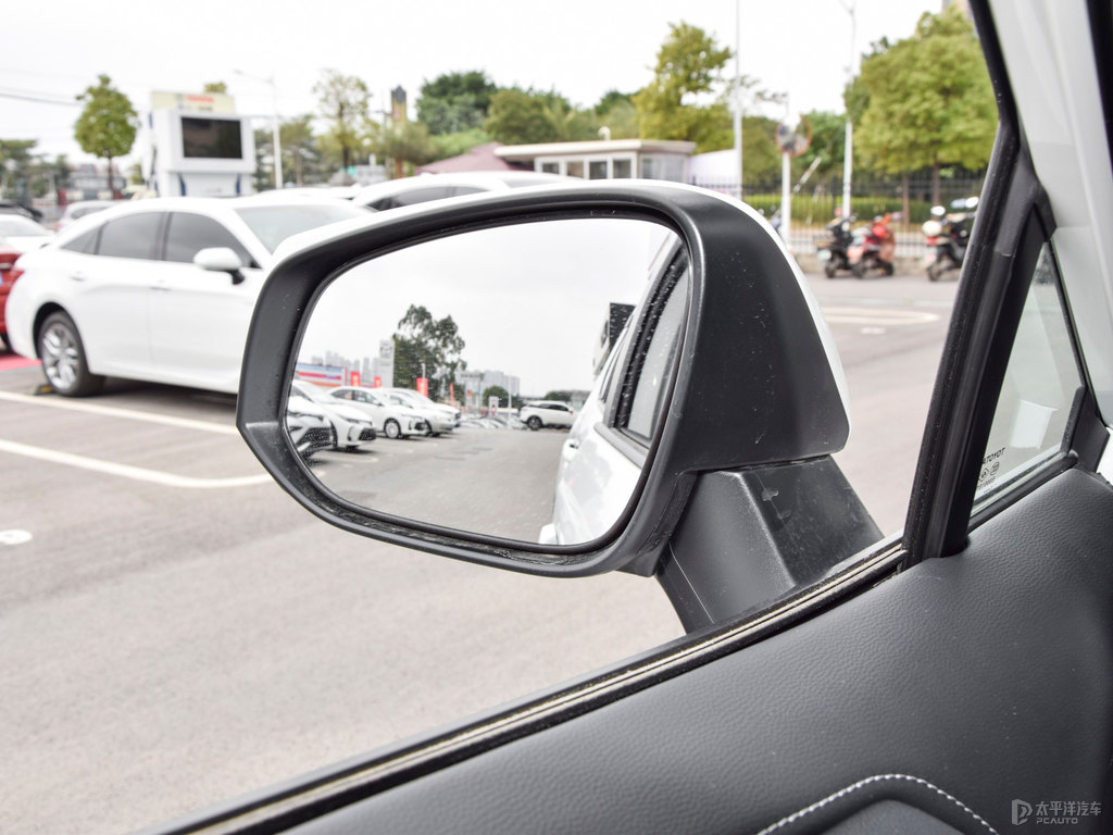 珍珠白RAV4榮放車身外觀圖片