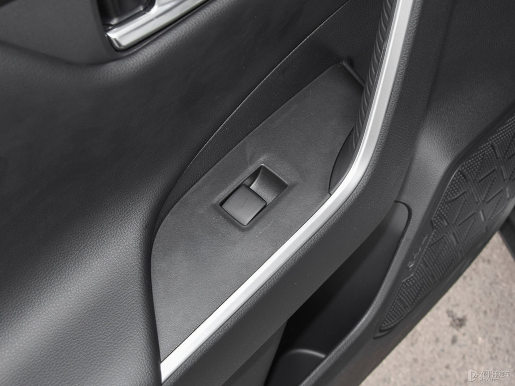 珍珠白RAV4榮放車廂內(nèi)飾圖片