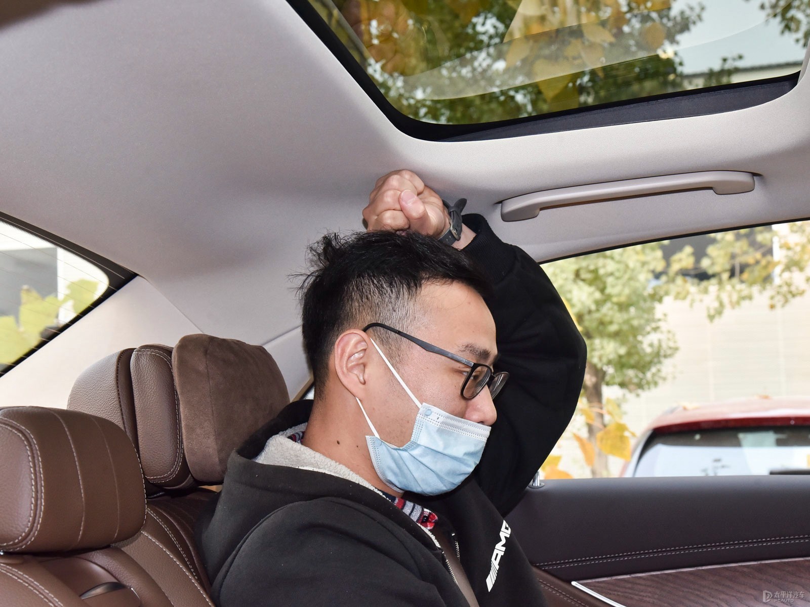奔馳E級新能源空間高清大圖