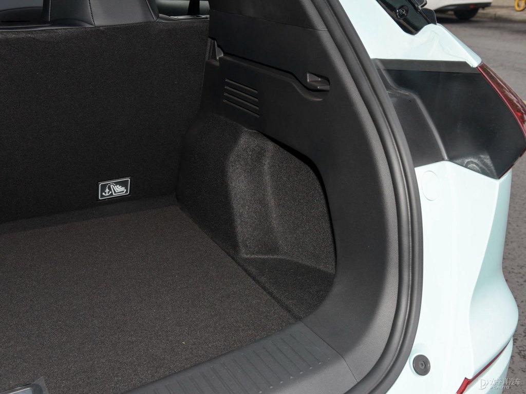 瑩白+天青綠小鵬G3后備廂空間圖片