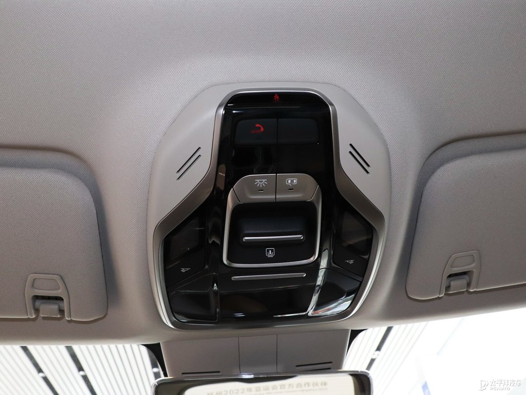 青鳶專屬車(chē)身色吉利ICON車(chē)廂內(nèi)飾圖片