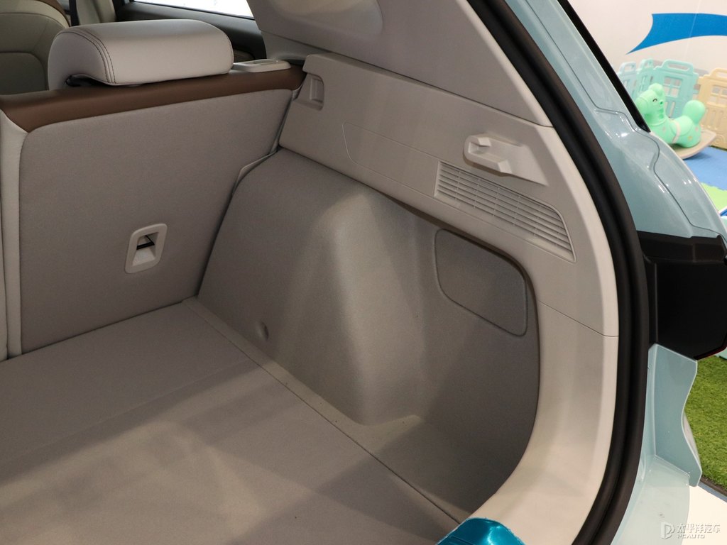 青鳶專屬車(chē)身色吉利ICON后備廂空間圖片