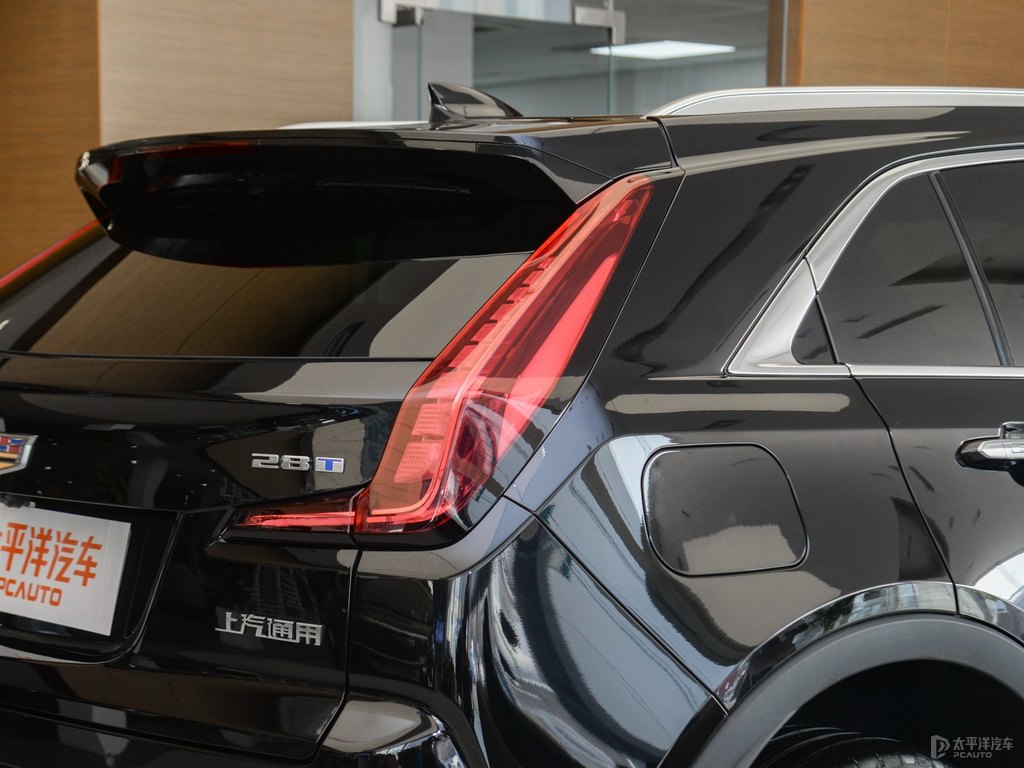 曜黑凱迪拉克XT4車尾外觀圖片