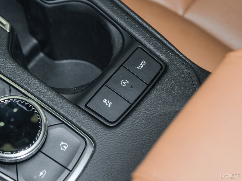 曜黑凱迪拉克XT4中控內飾圖片