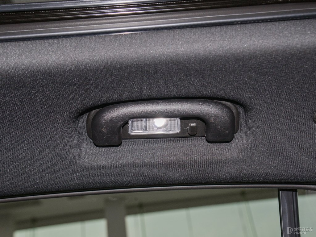 曜黑凱迪拉克XT4車廂內(nèi)飾圖片