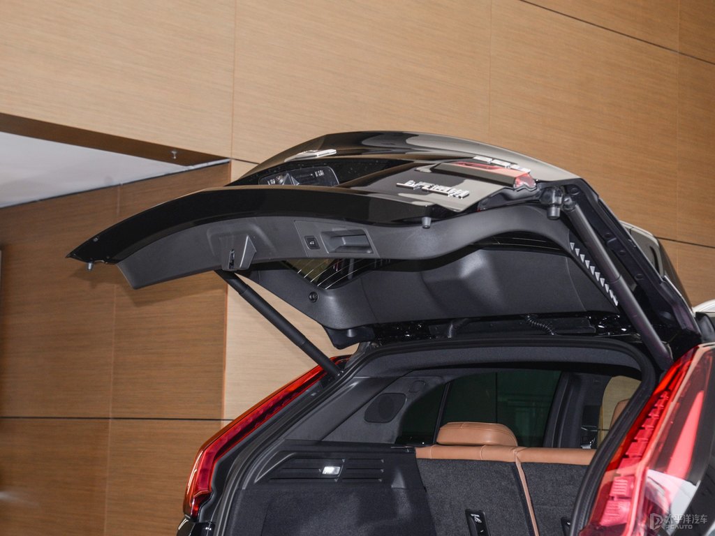 曜黑凱迪拉克XT4后備廂空間圖片