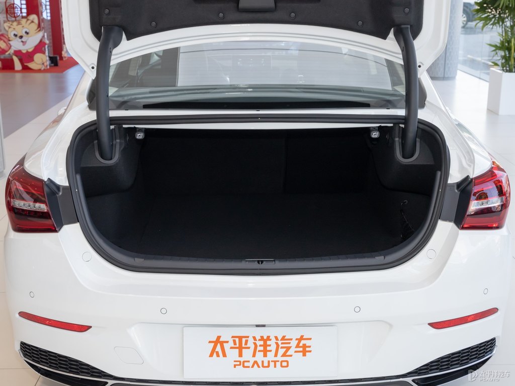 珠光白紅旗H5經(jīng)典后備廂空間圖片