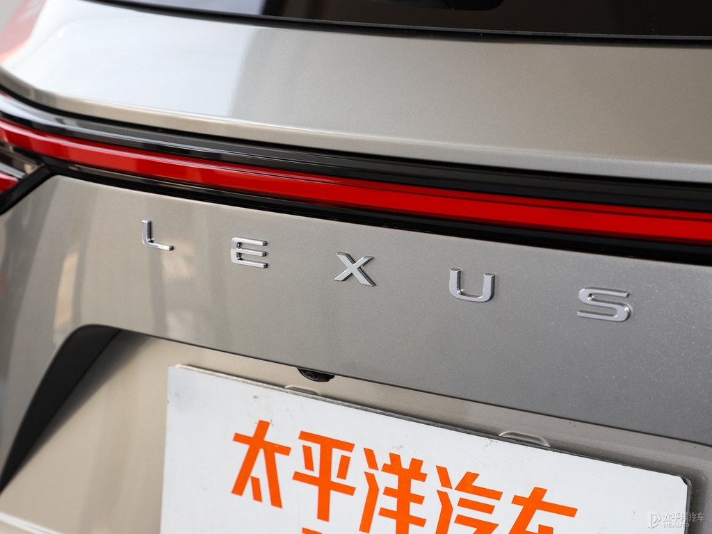 超音速鈦銀雷克薩斯NX車尾外觀圖片