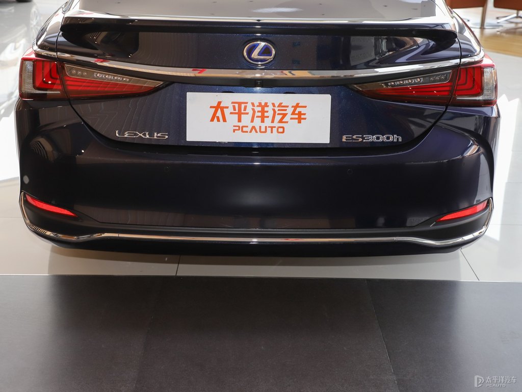 寶石藍(lán)雷克薩斯ES車尾外觀圖片