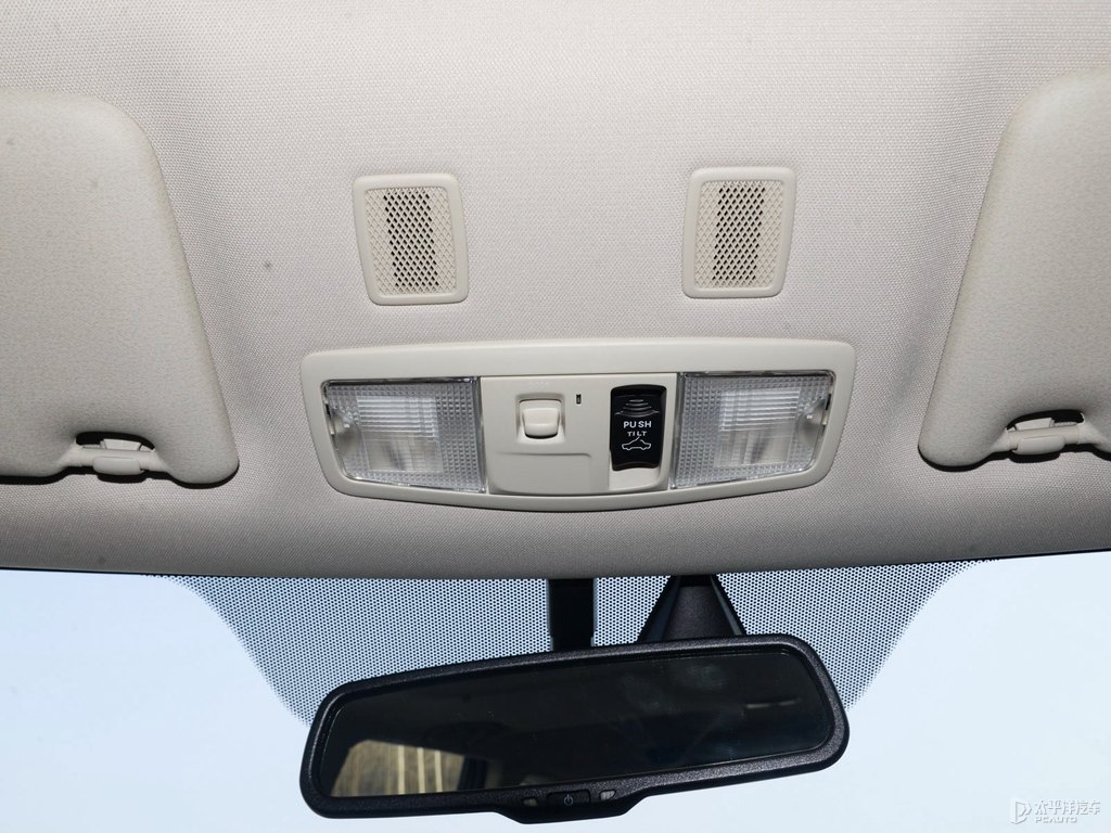 珍珠白歐藍(lán)德車廂內(nèi)飾圖片