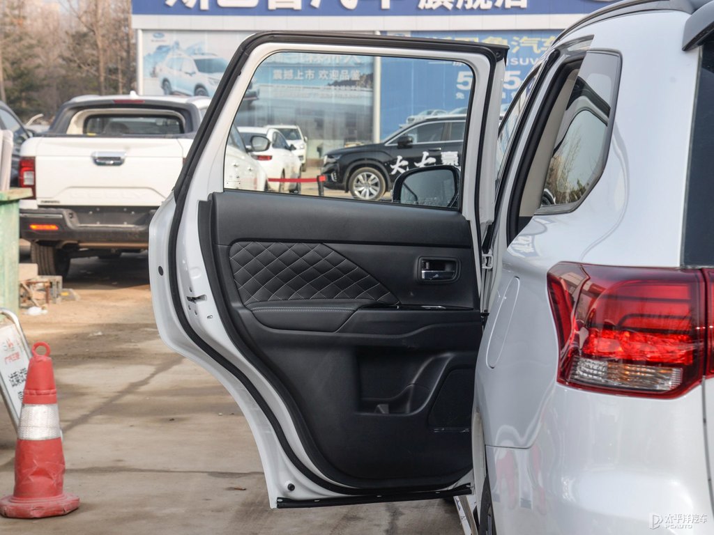 珍珠白歐藍(lán)德車廂內(nèi)飾圖片