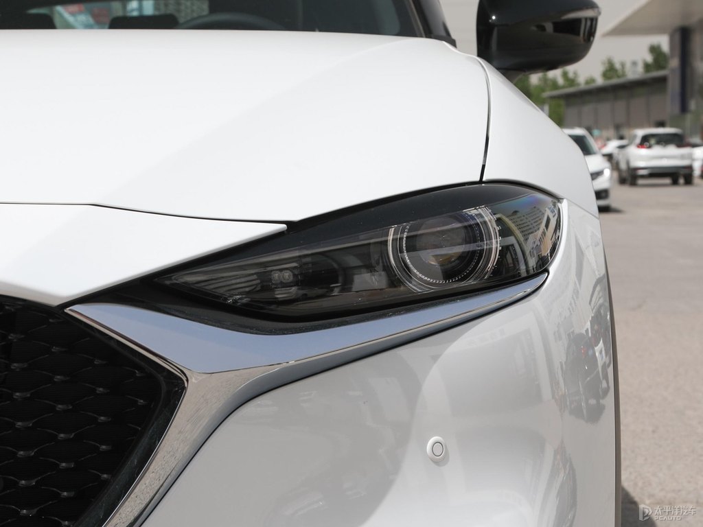 珠光白馬自達(dá)CX-4車頭外觀圖片