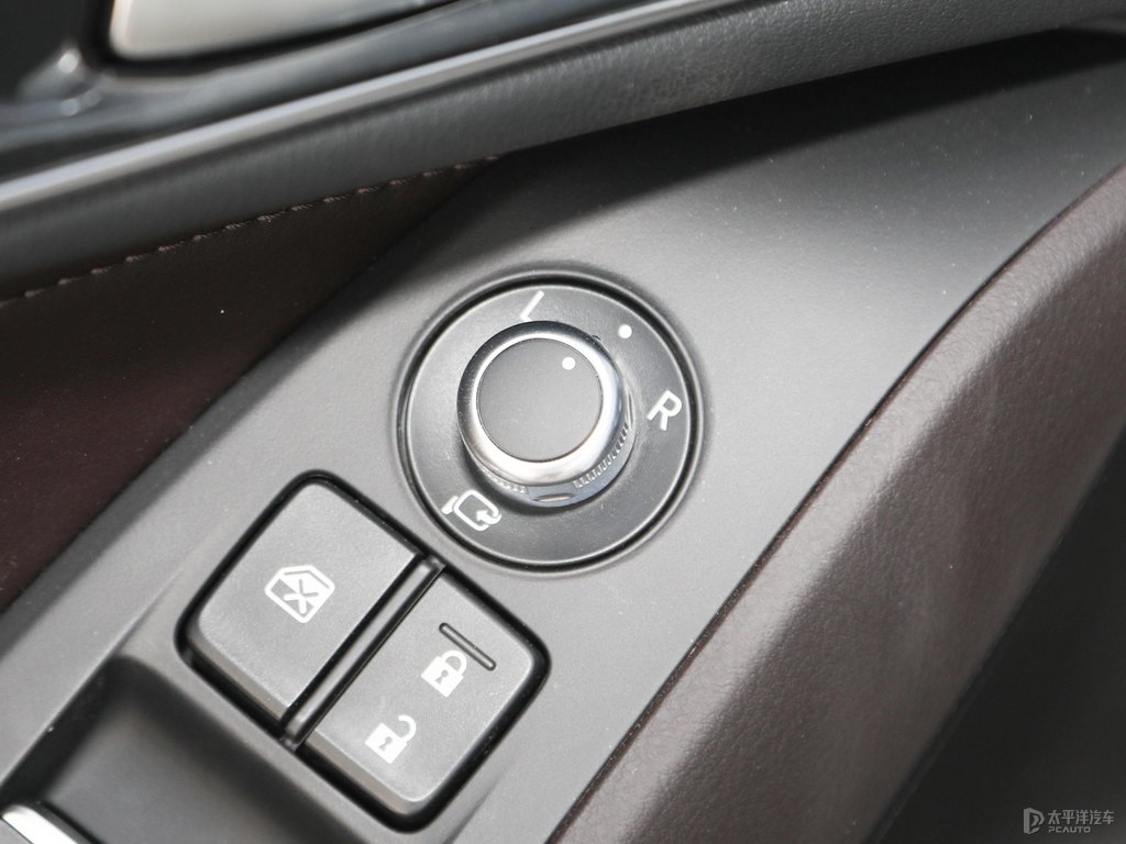 珠光白馬自達CX-4車廂內(nèi)飾圖片