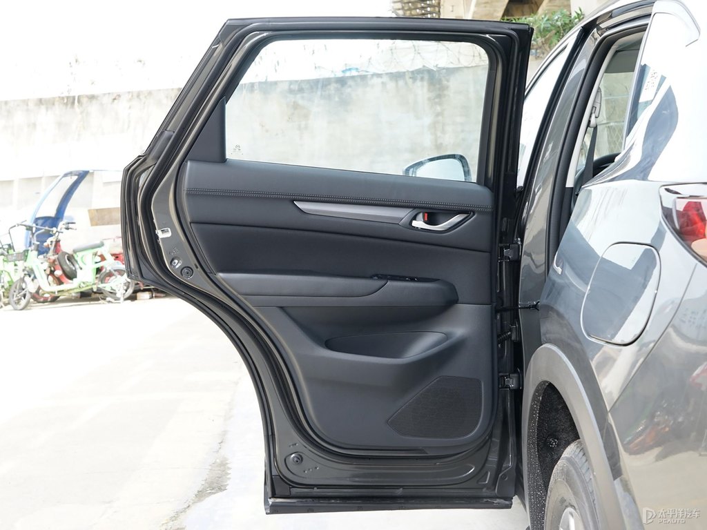 鉑鋼灰馬自達(dá)CX-5車廂內(nèi)飾圖片