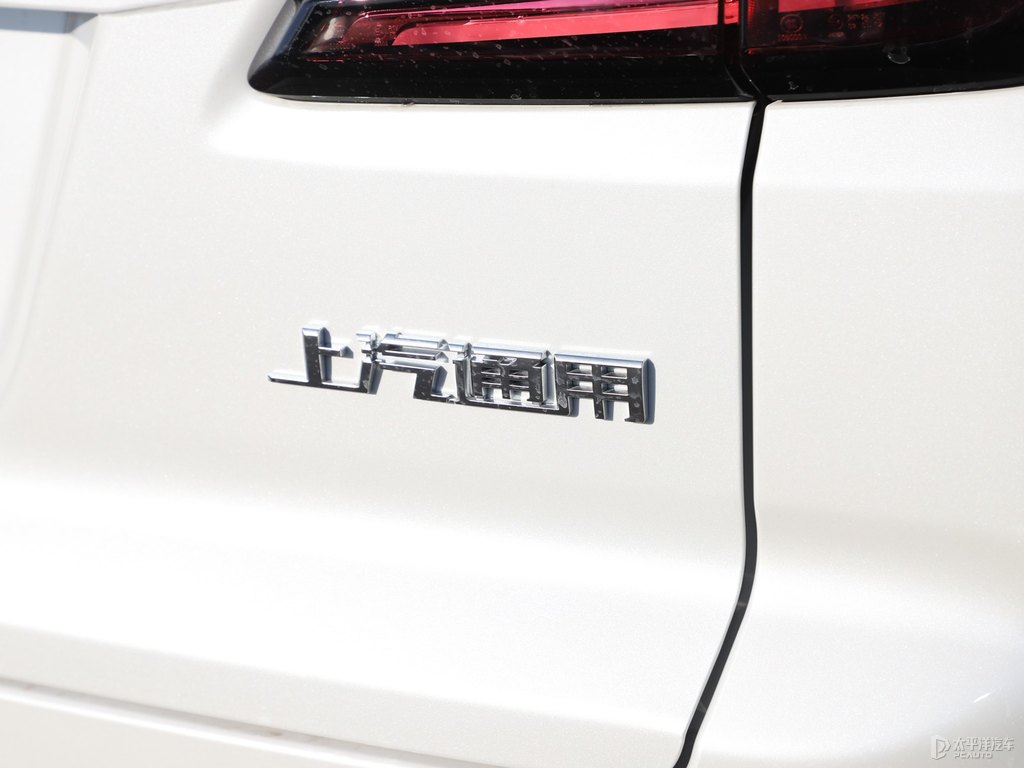 鉆白凱迪拉克XT4車(chē)尾外觀圖片