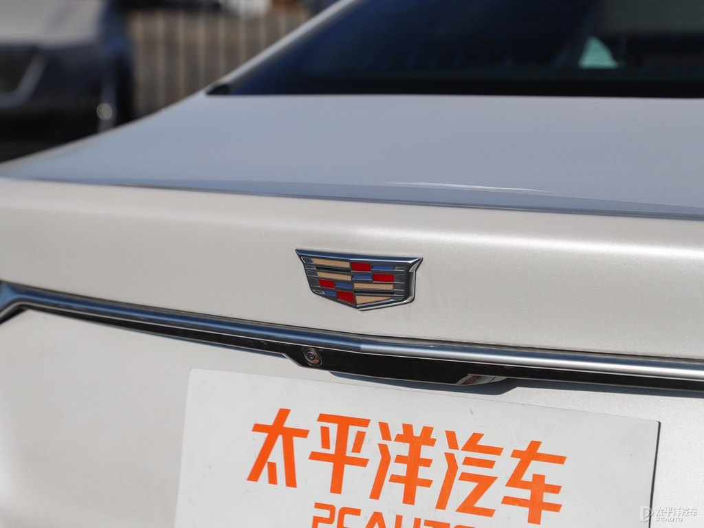 珍珠白凱迪拉克CT6車尾外觀圖片