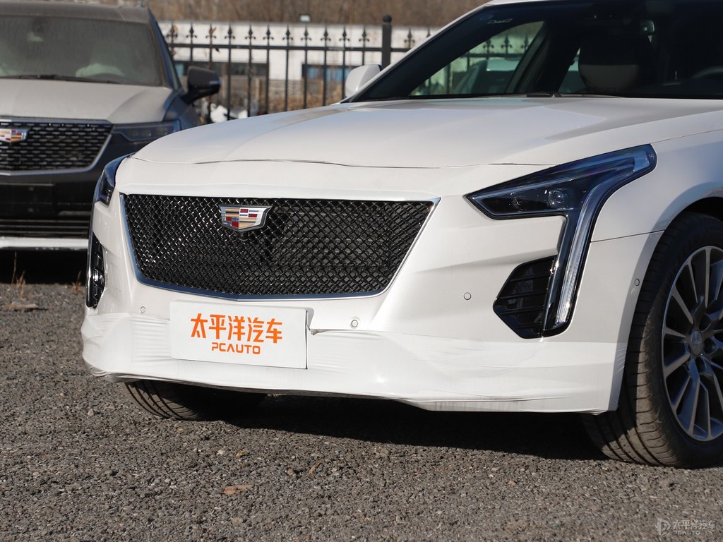 珍珠白凱迪拉克CT6車頭外觀圖片