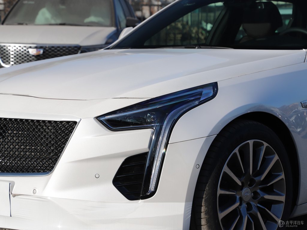 珍珠白凱迪拉克CT6車頭外觀圖片