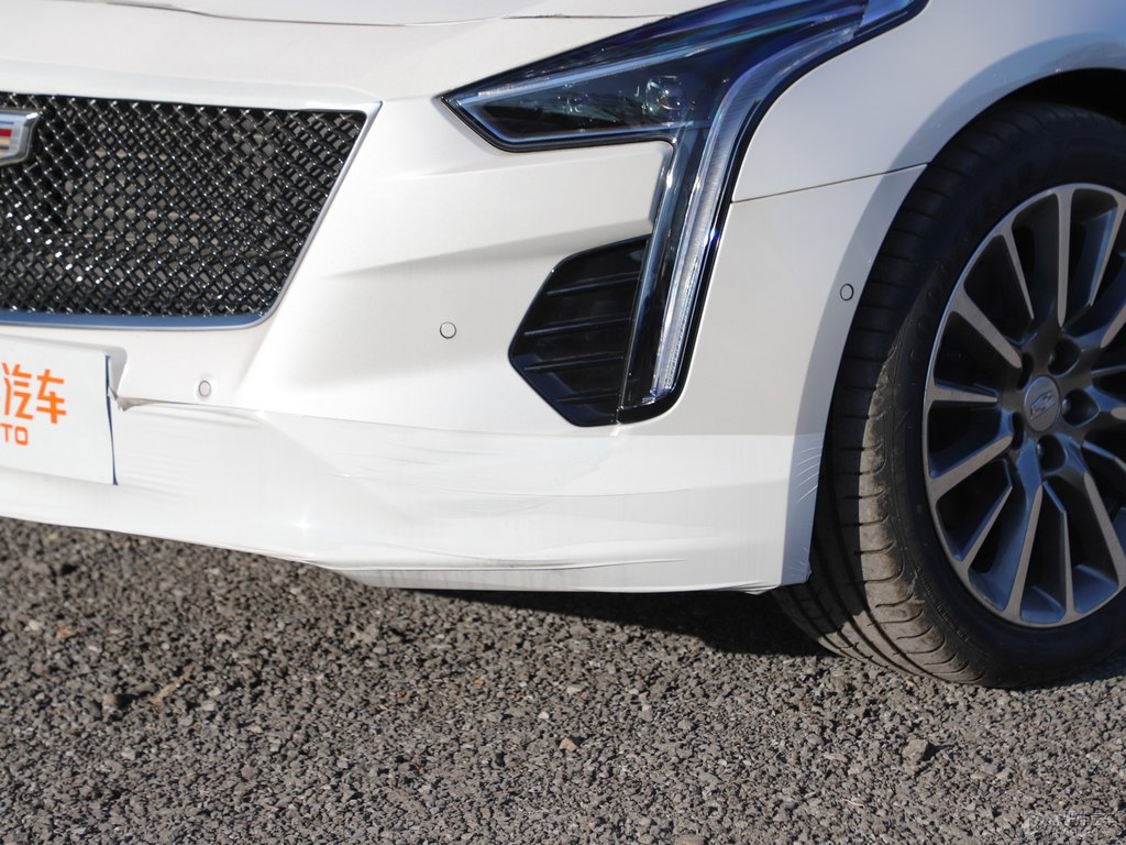 珍珠白凱迪拉克CT6車頭外觀圖片